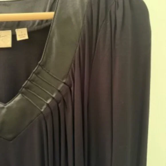 Woman's Top - Picture 4 of 6